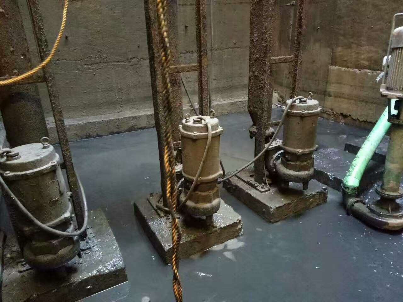 周矶管理区污水池清理