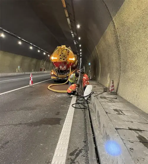 周矶管理区隧道排水渠清淤